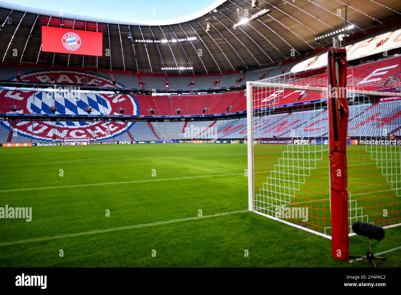 Muenchen, Deutschland. 17 septembre 2024. vor Spielbeginn : Stadionuebersicht Innenraum Anzeigetafel logo FCB FC Bayern Muenchen FCB vs GNK Dinamo Zagreb Spieltag 1 17.09.2024 LA RÉGLEMENTATION DFL INTERDIT TOUTE UTILISATION DE PHOTOGRAPHIES COMME SÉQUENCES D'IMAGES ET/OU QUASI-VIDÉO/dpa/Alamy Live News Banque D'Images