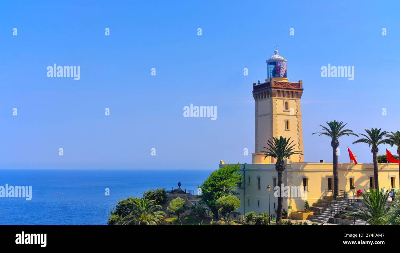 Maroc : phare du Cap Spartel, au nord-ouest de la ville de Tanger, surplombant l'océan Atlantique et l'endroit où se trouvent la mer Méditerranée et Atlan Banque D'Images