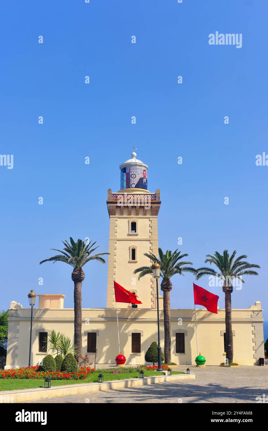 Maroc : phare du Cap Spartel, au nord-ouest de la ville de Tanger, surplombant l'océan Atlantique et l'endroit où se trouvent la mer Méditerranée et Atlan Banque D'Images