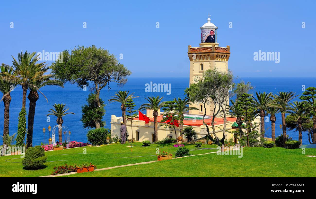 Maroc : phare du Cap Spartel, au nord-ouest de la ville de Tanger, surplombant l'océan Atlantique et l'endroit où se trouvent la mer Méditerranée et Atlan Banque D'Images