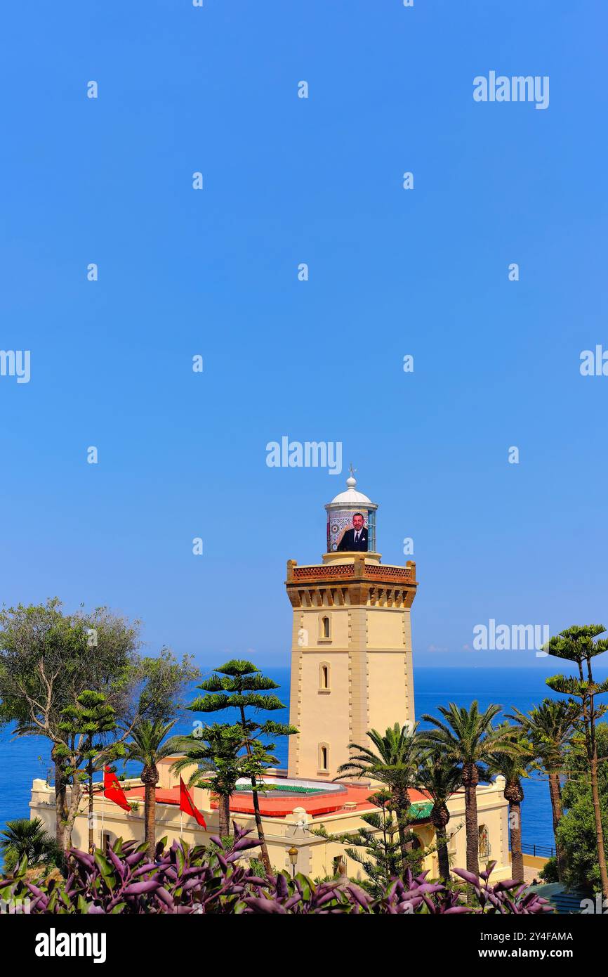 Maroc : phare du Cap Spartel, au nord-ouest de la ville de Tanger, surplombant l'océan Atlantique et l'endroit où se trouvent la mer Méditerranée et Atlan Banque D'Images