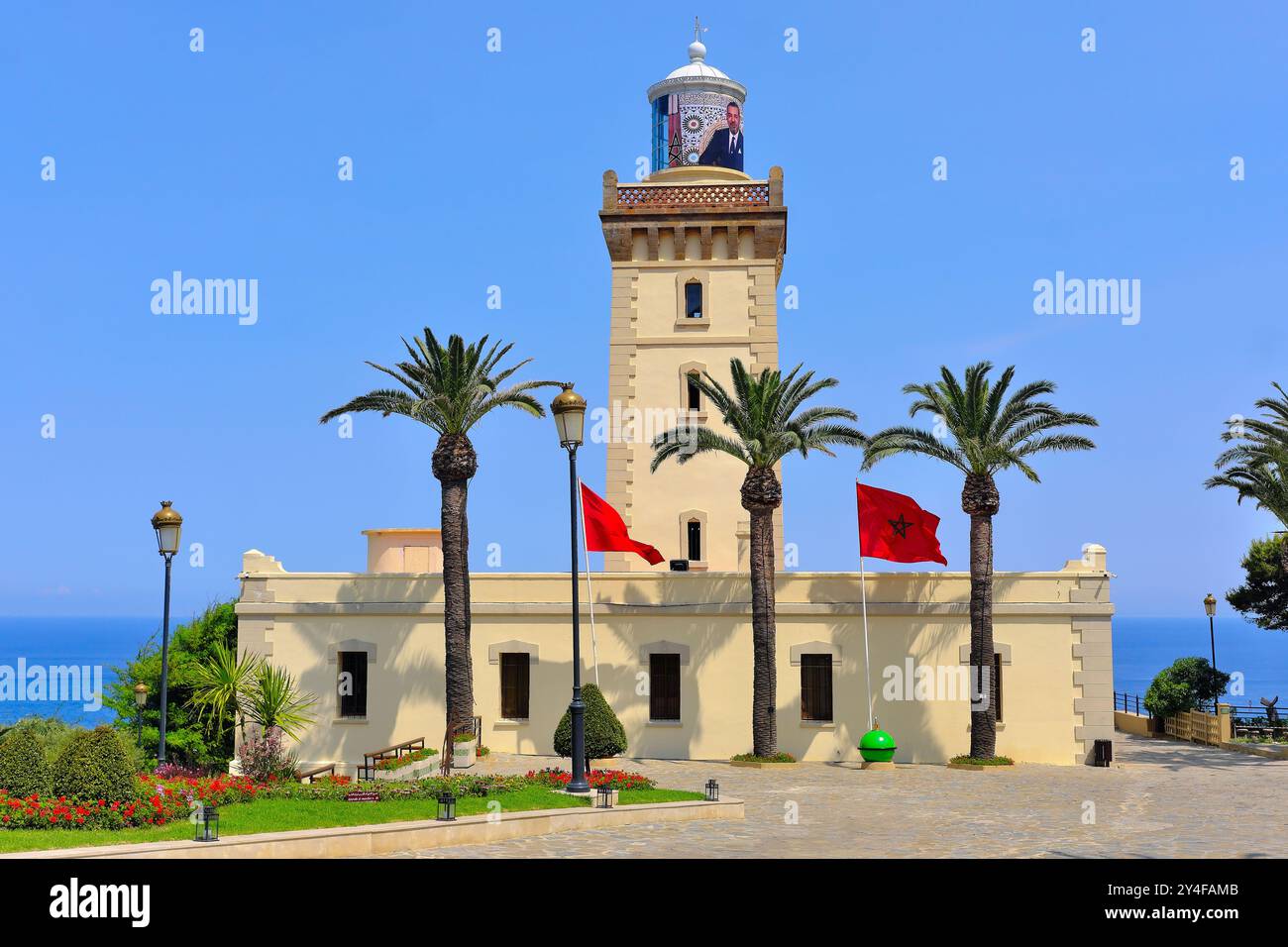 Maroc : phare du Cap Spartel, au nord-ouest de la ville de Tanger, surplombant l'océan Atlantique et l'endroit où se trouvent la mer Méditerranée et Atlan Banque D'Images