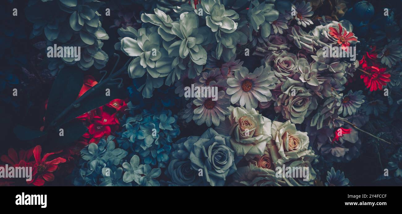 Gros plan d'un bouquet vintage avec des fleurs artificielles de différentes couleurs et textures. Banque D'Images
