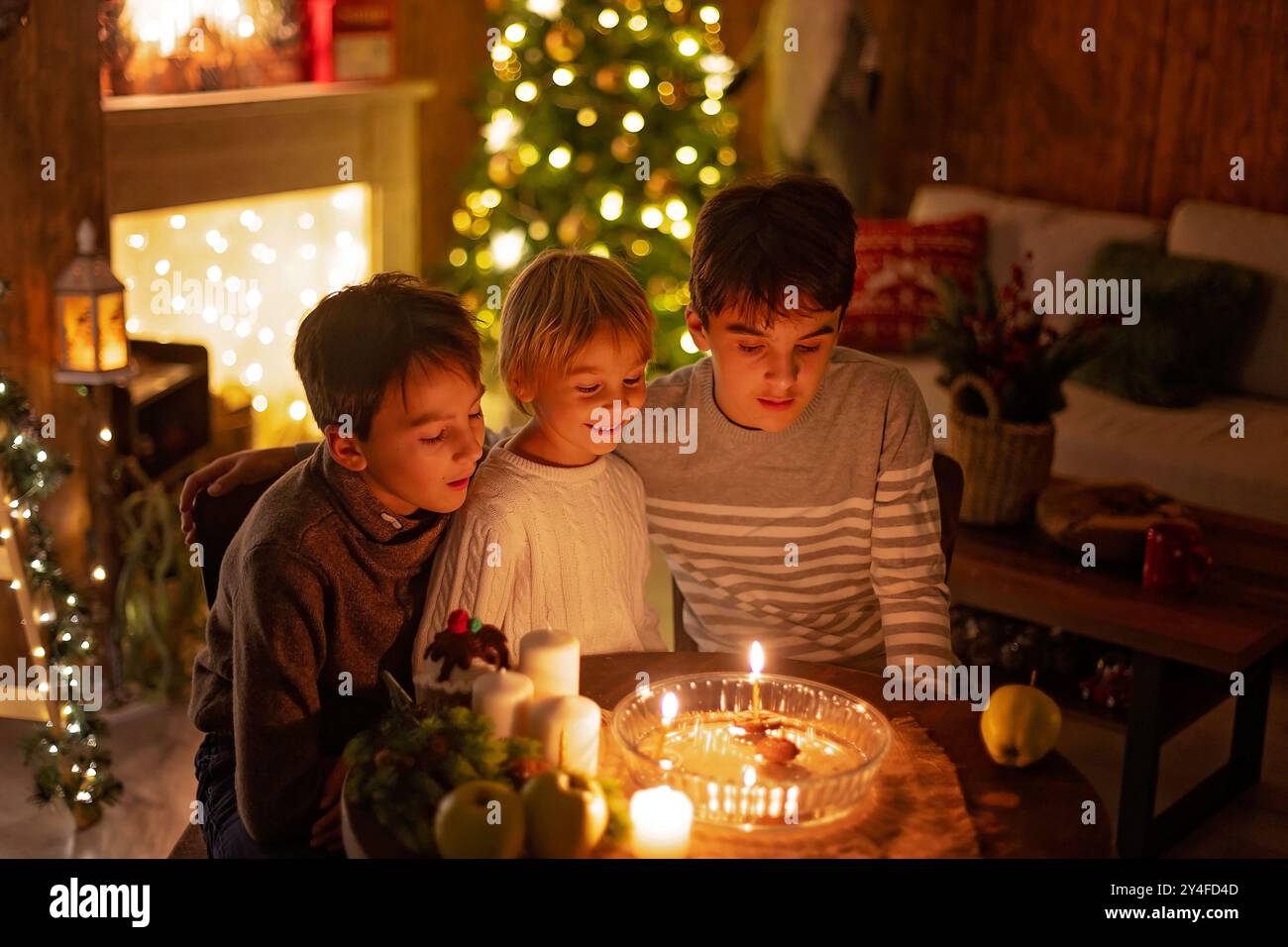 Trois enfants, allumant des bougies en un mot, traditions tchèques de Noël, salle décorée, traditions familiales Banque D'Images