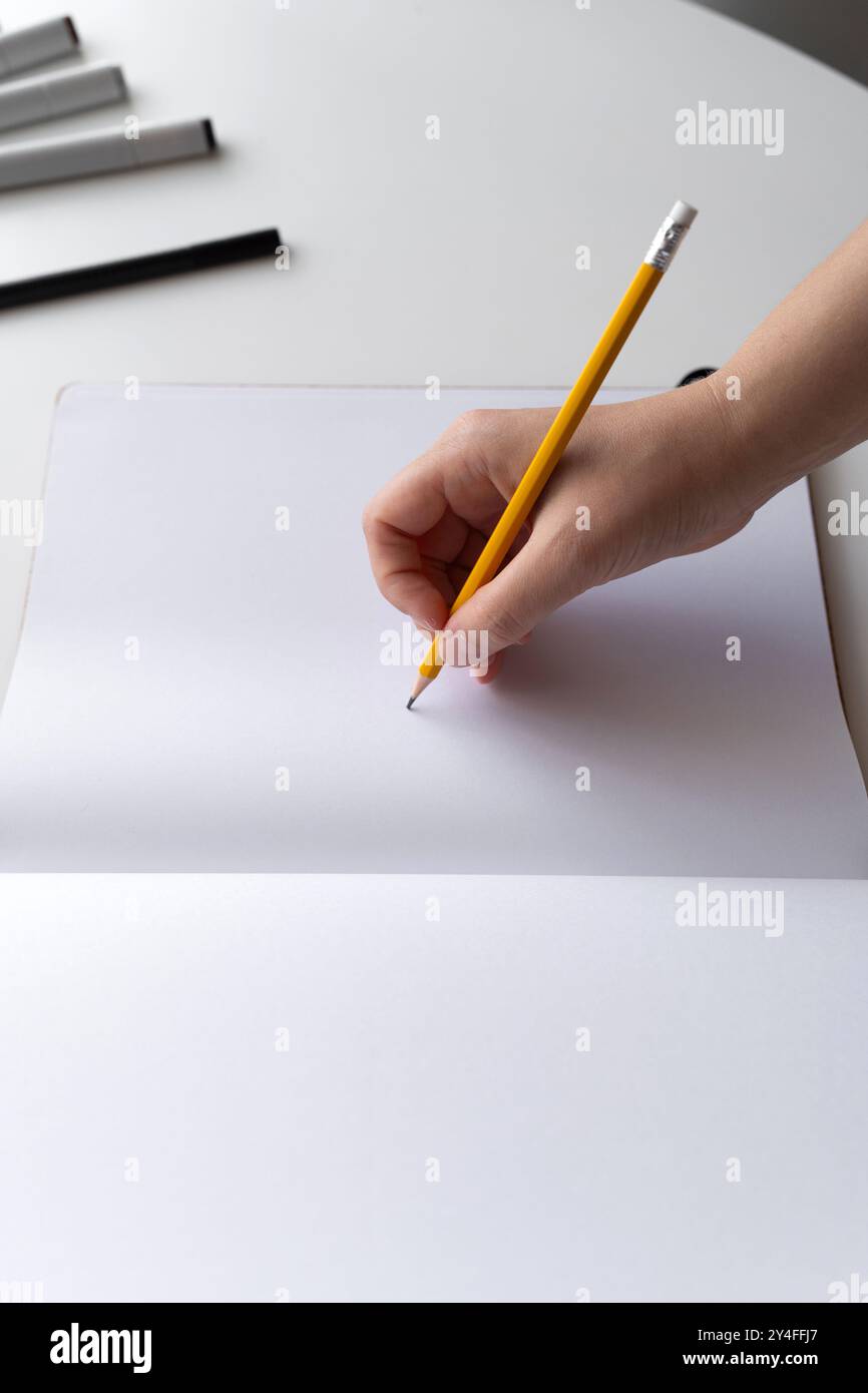 Main tenant un crayon prêt Banque D'Images