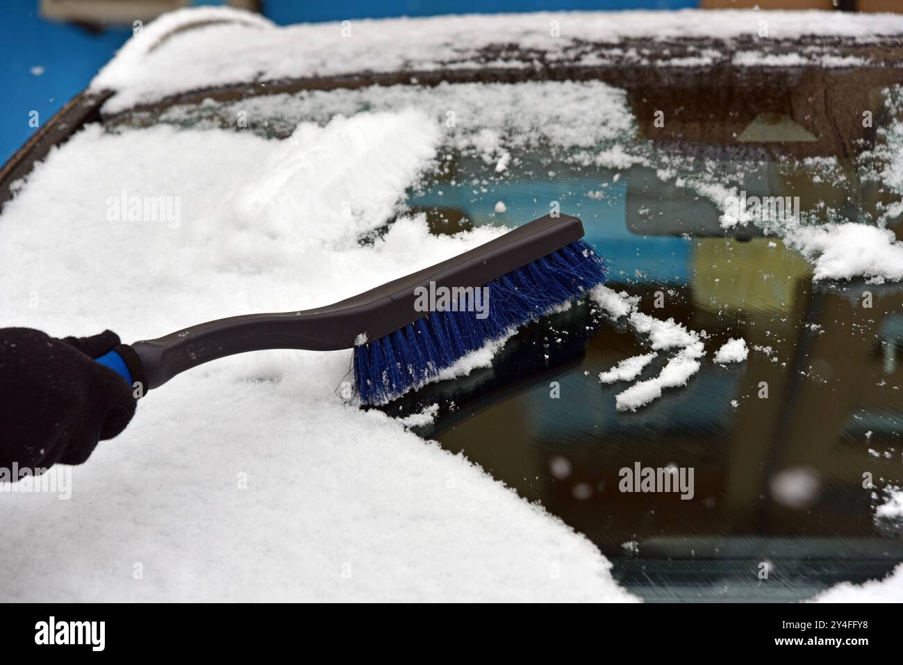 Nettoyage de la neige des vitres de voiture. Déneigement du pare-brise. Banque D'Images