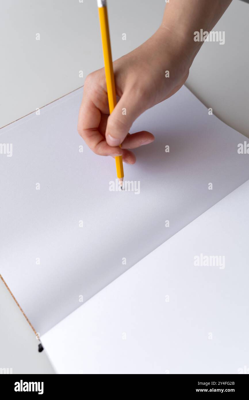 Main tenant un crayon prêt Banque D'Images