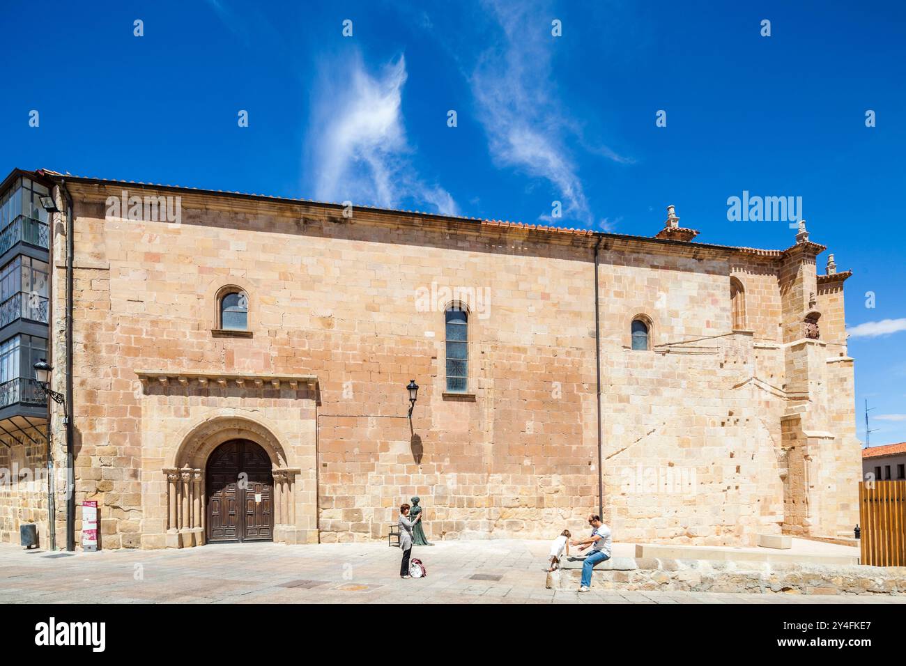 Soria, Espagne, 13 août 2009, les visiteurs admirent l'église historique de Santa Maria la Mayor à Soria, en Espagne, entourée d'une belle architecture sur un brick Banque D'Images