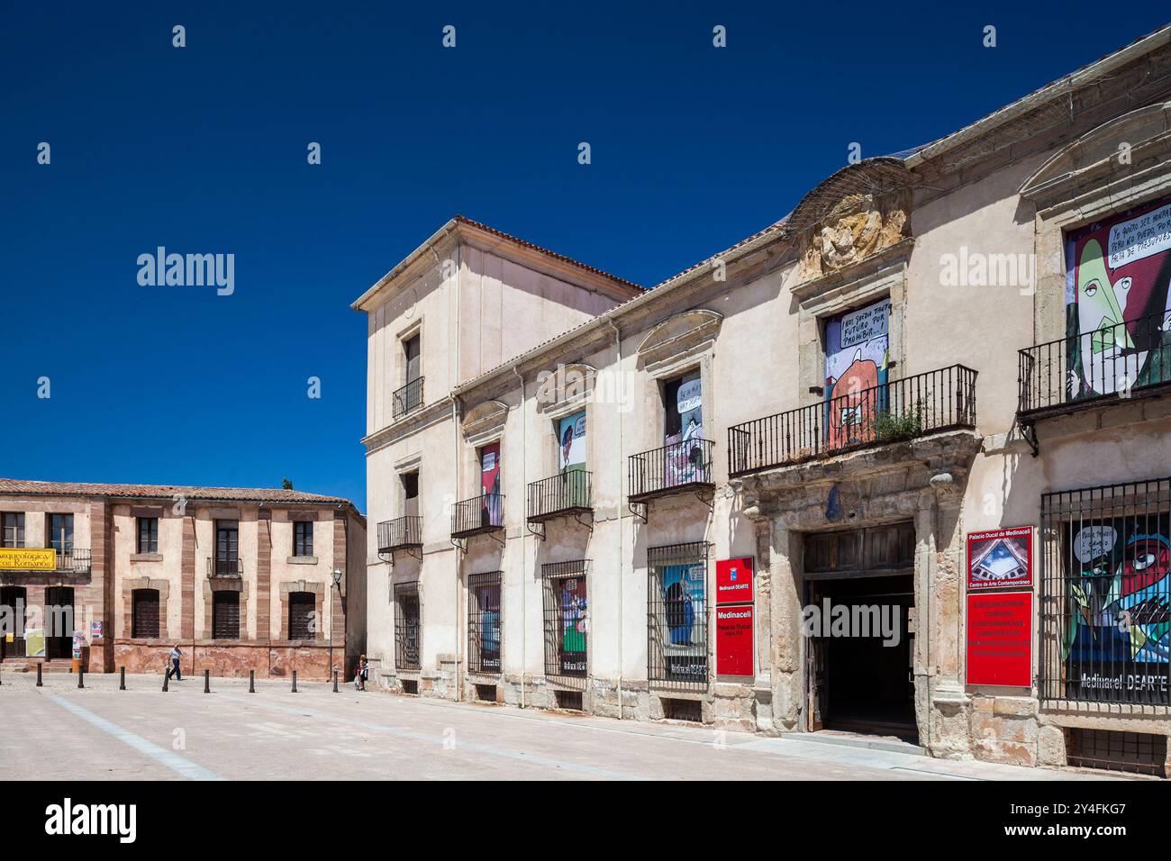 Le Palais Ducal se dresse bien en vue sur la place principale de Medinaceli, mettant en valeur son architecture historique dans un ciel bleu vif. Banque D'Images