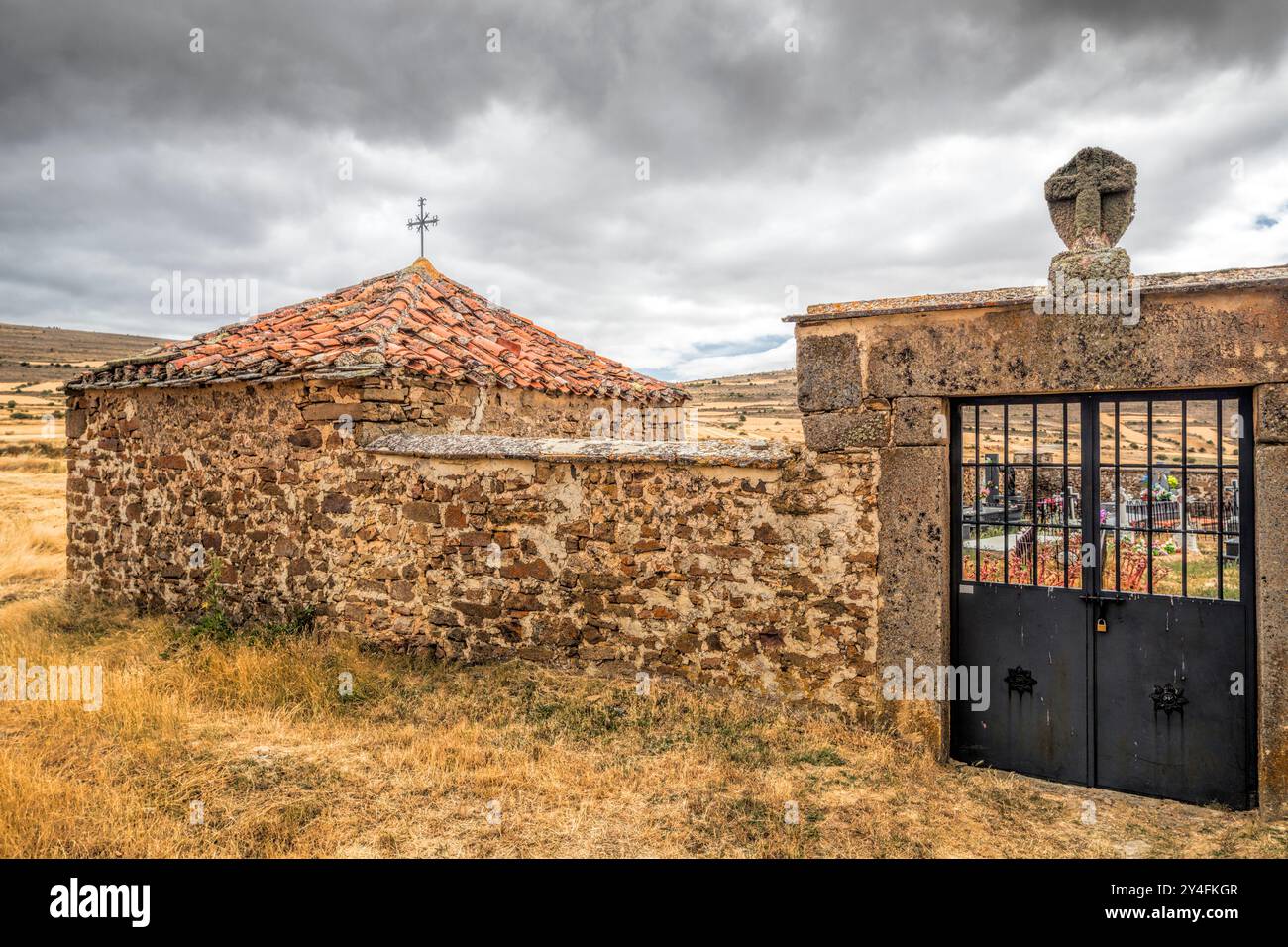 Le cimetière de Gallinero à Almarza dispose d'une chapelle rustique entourée de paysages pittoresques et de murs de pierre historiques, évoquant la tranquillité. Banque D'Images Le cimetière de Gallinero à Almarza dispose d'une chapelle rustique entourée de paysages pittoresques et de murs de pierre historiques, évoquant la tranquillité. Banque D'Images