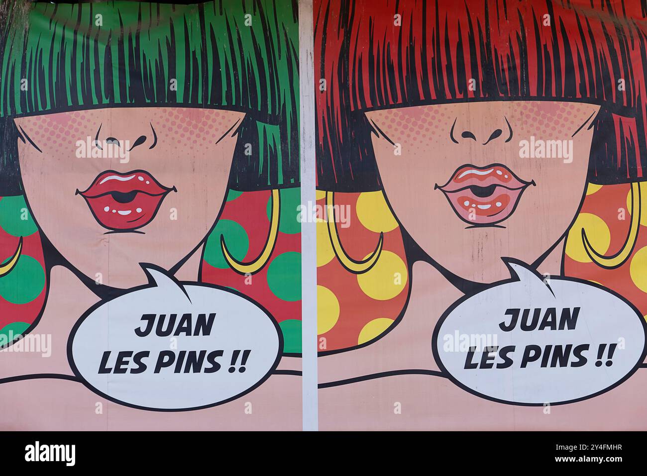 France, Provence-Alpes-Côte d'Azur, Antibes, Juan-les-Pins, affiches colorées à l'extérieur du bâtiment. Banque D'Images