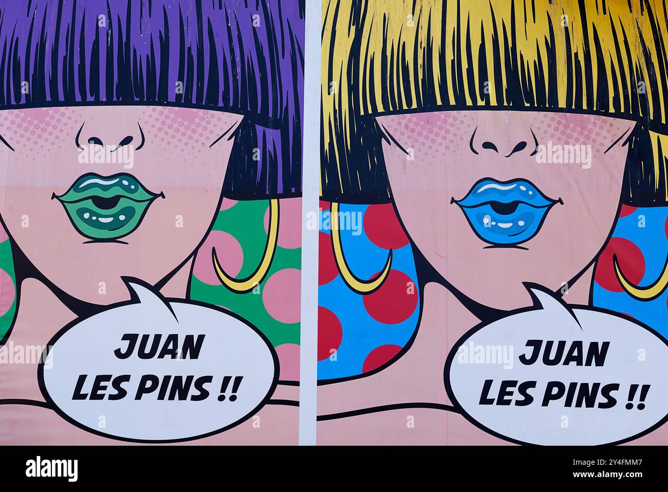 France, Provence-Alpes-Côte d'Azur, Antibes, Juan-les-Pins, affiches colorées à l'extérieur du bâtiment. Banque D'Images