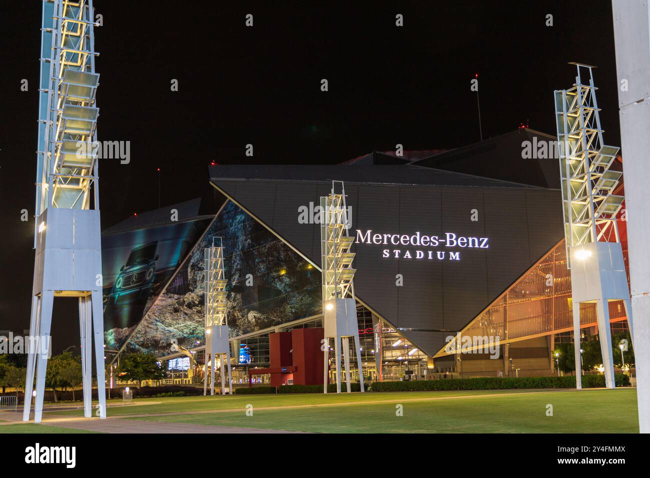 Le stade Mercedes-Benz est illuminé la nuit. Le stade est entouré de hauts poteaux métalliques Banque D'Images