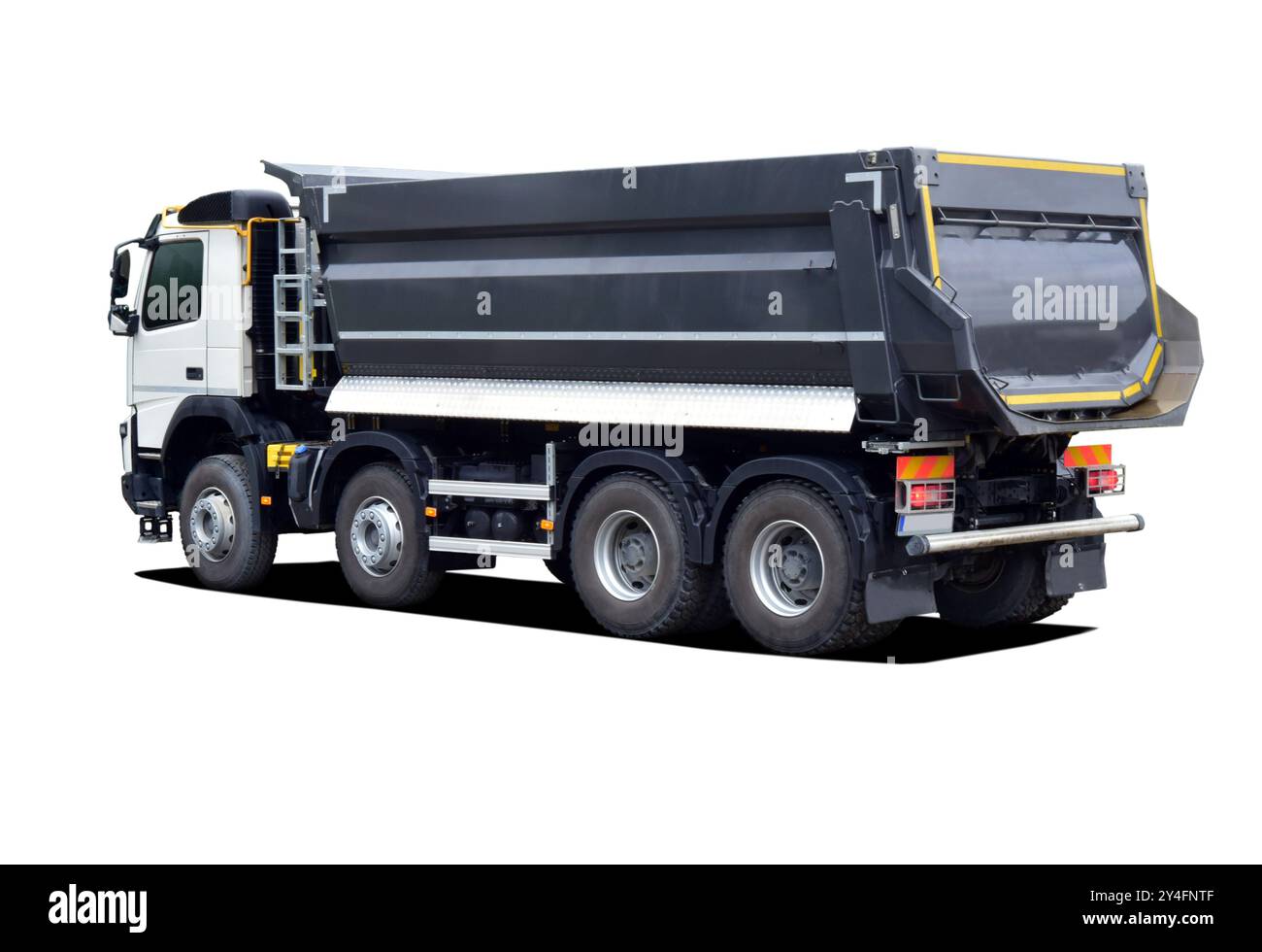 Grand camion à benne basculante sur un fond blanc, vue arrière Banque D'Images