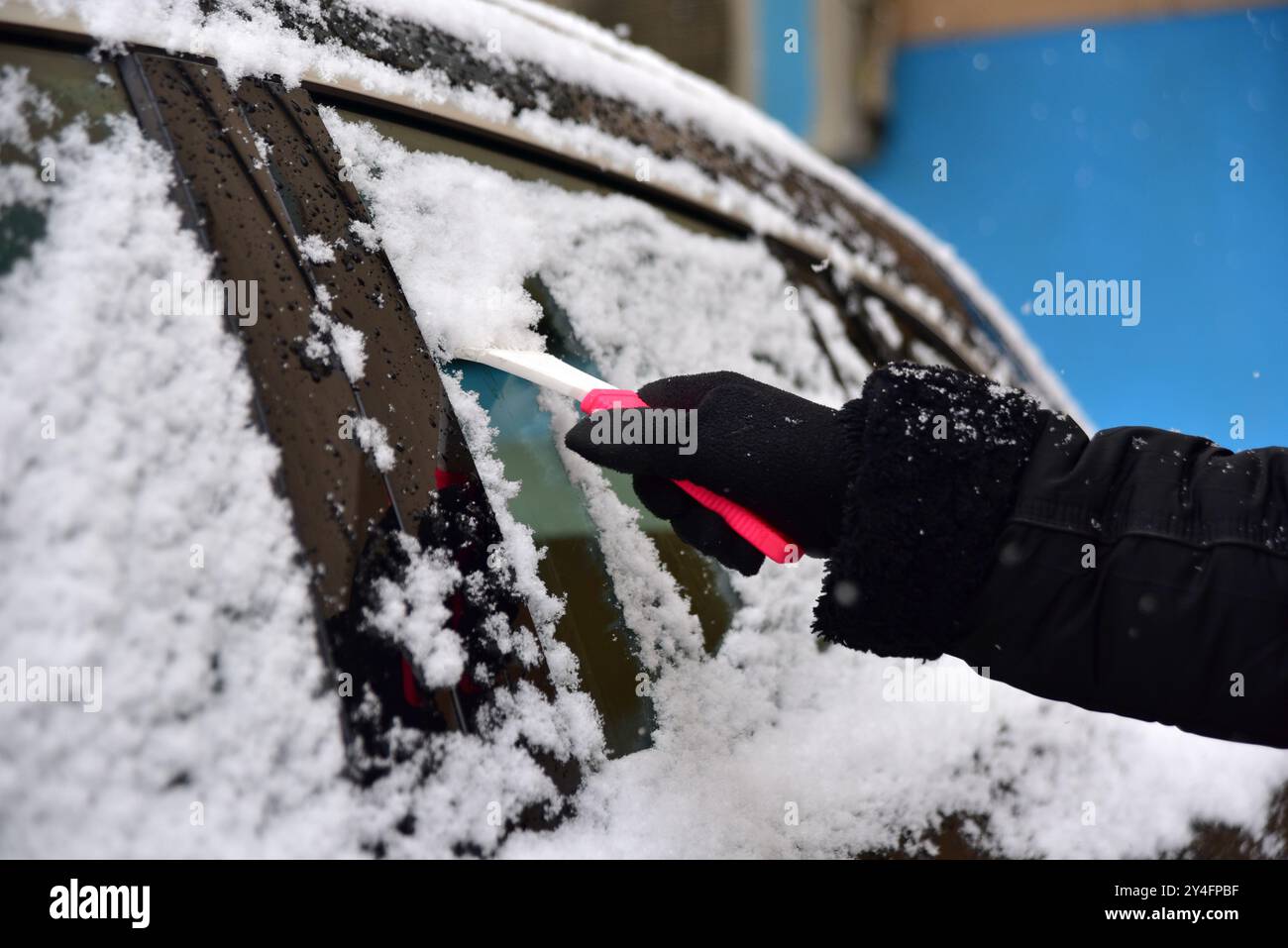 Nettoyage de la neige des vitres de voiture. Déneigement du pare-brise. Banque D'Images