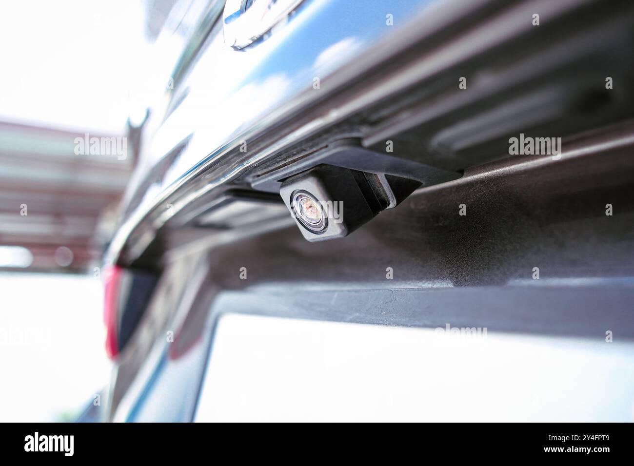 Gros plan de l'équipement de caméra de vue arrière de voiture sur le coffre de voiture, concept de pièces de voiture Banque D'Images