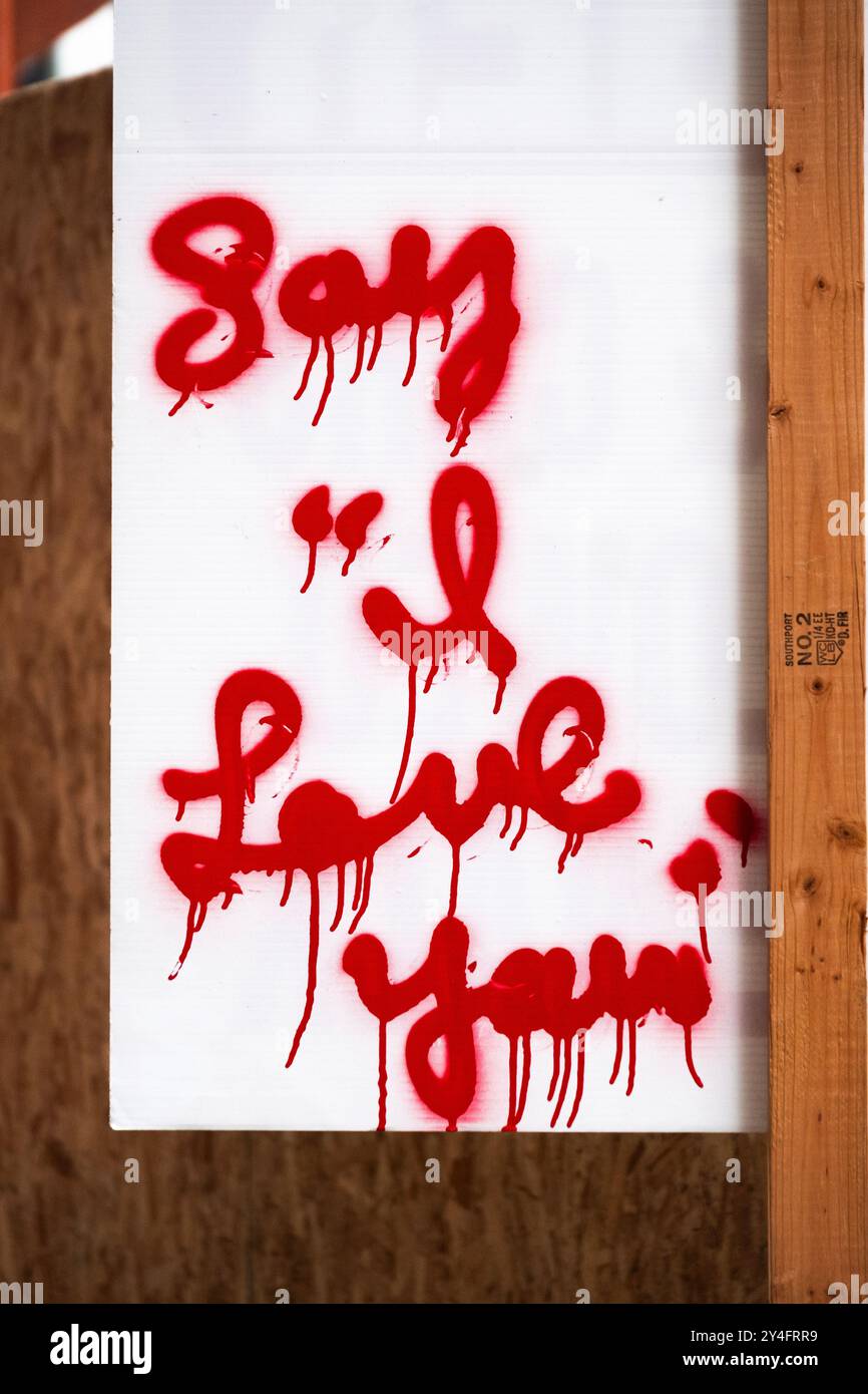 Un mystérieux panneau avec de la peinture qui coule sur un chantier de construction à Greenwich Village suggérant de dire "je t'aime". Banque D'Images