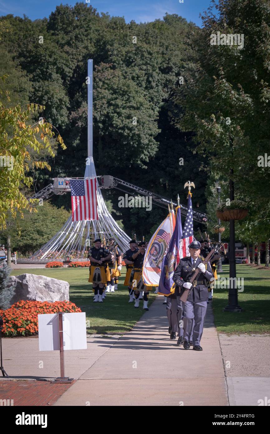 Avec le drapeau orné du lever en arrière-plan, la marche de la police du comté de Westceter et ouvre la cérémonie commémorative du 11 septembre à Valhalla, Westchester, NY Banque D'Images