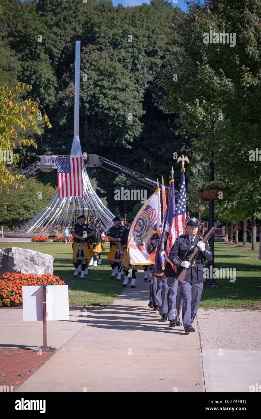 Avec le drapeau orné du lever en arrière-plan, la marche de la police du comté de Westceter et ouvre la cérémonie commémorative du 11 septembre à Valhalla, Westchester, NY Banque D'Images