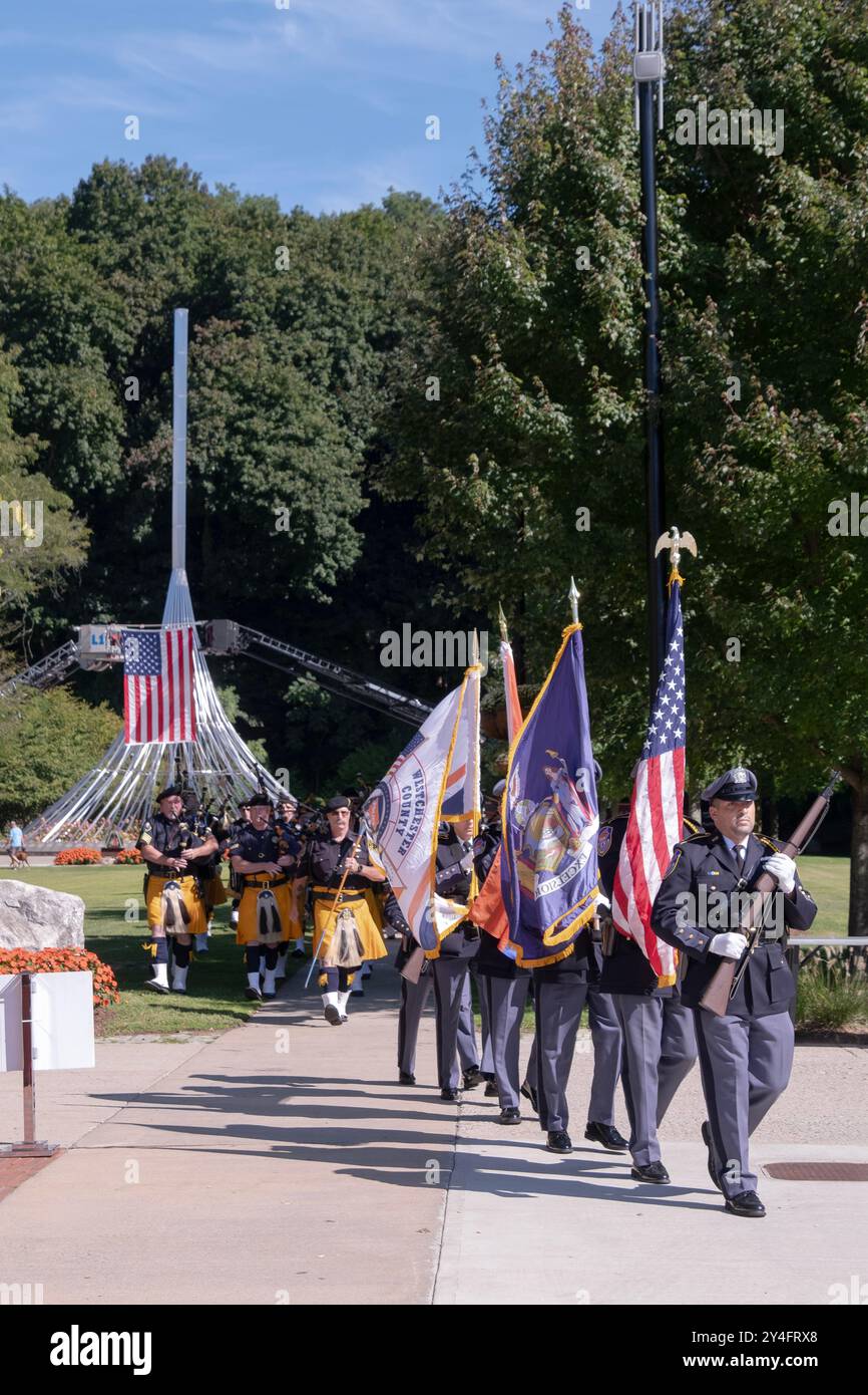 Avec le drapeau orné du lever en arrière-plan, la marche de la police du comté de Westceter et ouvre la cérémonie commémorative du 11 septembre à Valhalla, Westchester, NY Banque D'Images
