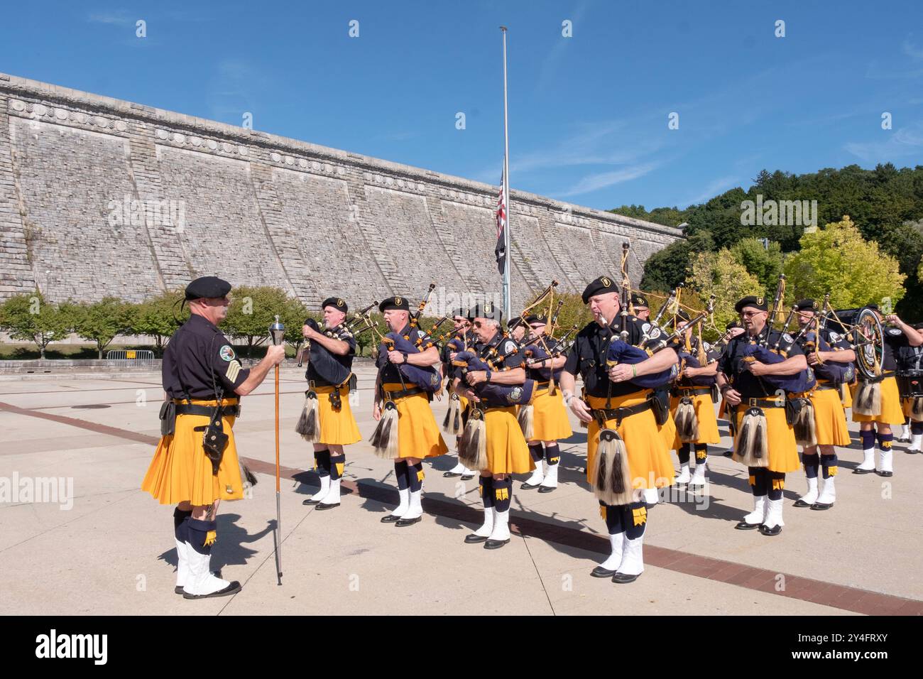 Les pipes et les tambours de la police Emerald Society de Westchester jouent avant le chant de l'hymne national lors de la cérémonie commémorative du 11 septembre. Banque D'Images