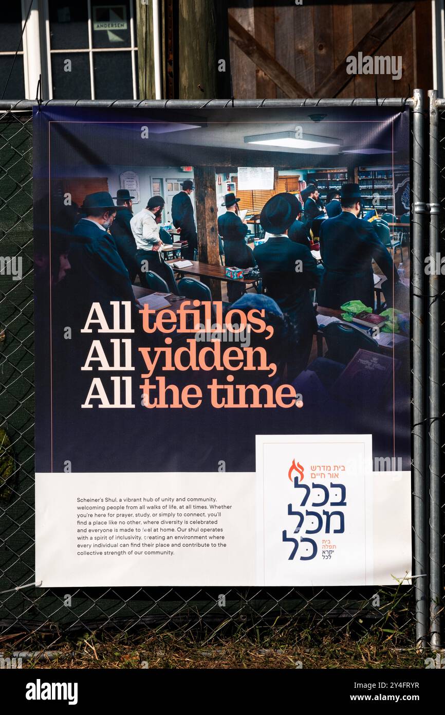 Un message en 3 langues accueillant tous les Juifs à assister à la synagoggue Ohr Chaim aka Sheiner's Shul. Toutes les prières tous les Juifs tout le temps. À Mosey, NY. Banque D'Images