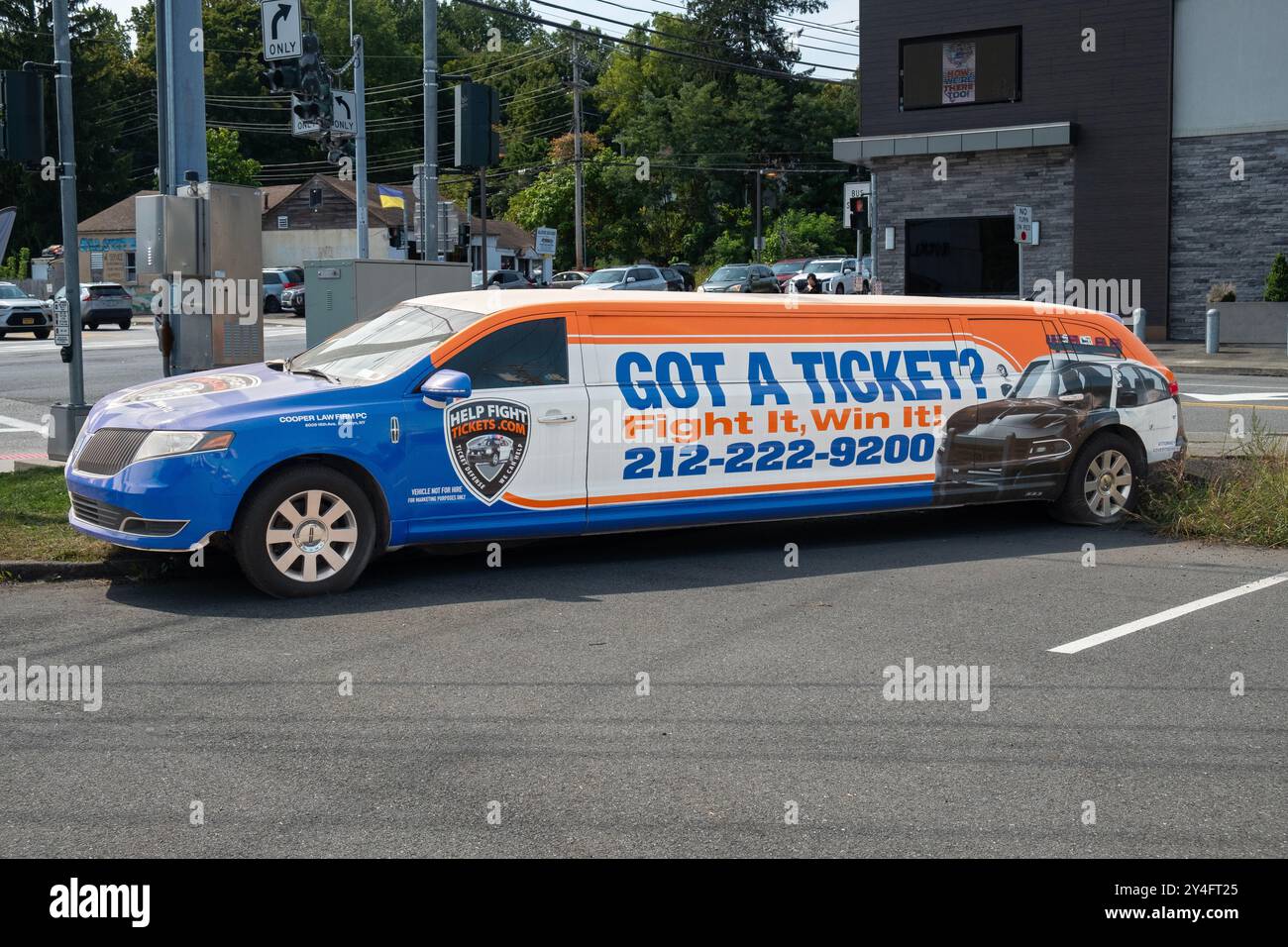 Une limousine Lincoln de 2013 avec de la publicité pour le cabinet d'avocats Cooper pour représenter les clients avec des contraventions de circulation. Garé à Monsey, comté de Rockland, New York. Banque D'Images