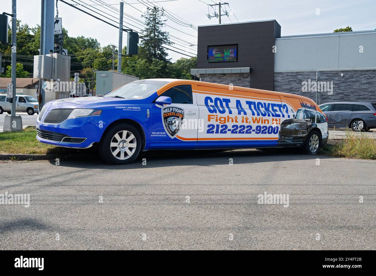 Une limousine Lincoln de 2013 avec de la publicité pour le cabinet d'avocats Cooper pour représenter les clients avec des contraventions de circulation. Garé à Monsey, comté de Rockland, New York. Banque D'Images