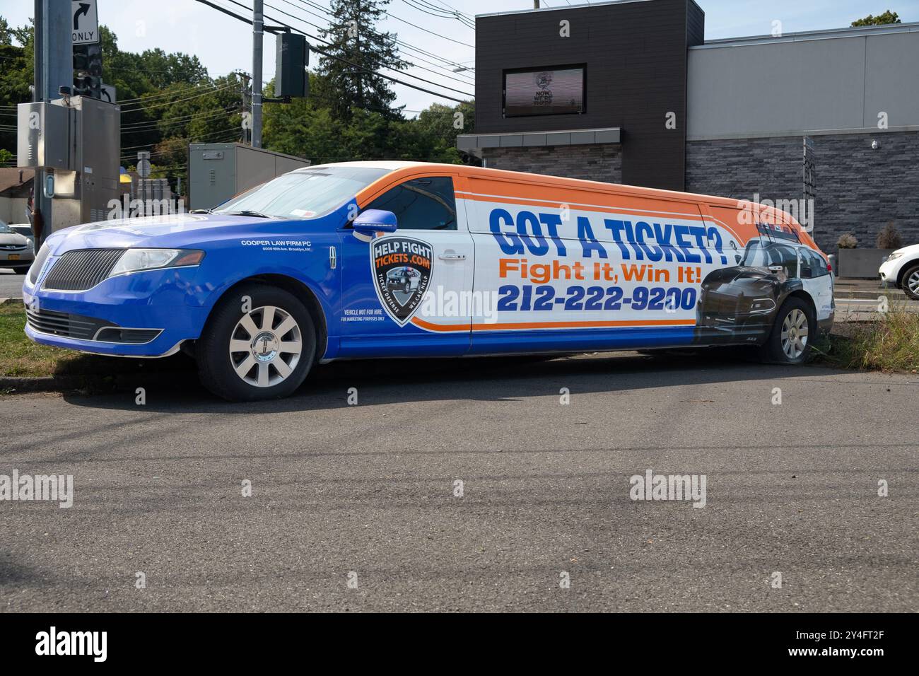 Une limousine Lincoln de 2013 avec de la publicité pour le cabinet d'avocats Cooper pour représenter les clients avec des contraventions de circulation. Garé à Monsey, comté de Rockland, New York. Banque D'Images