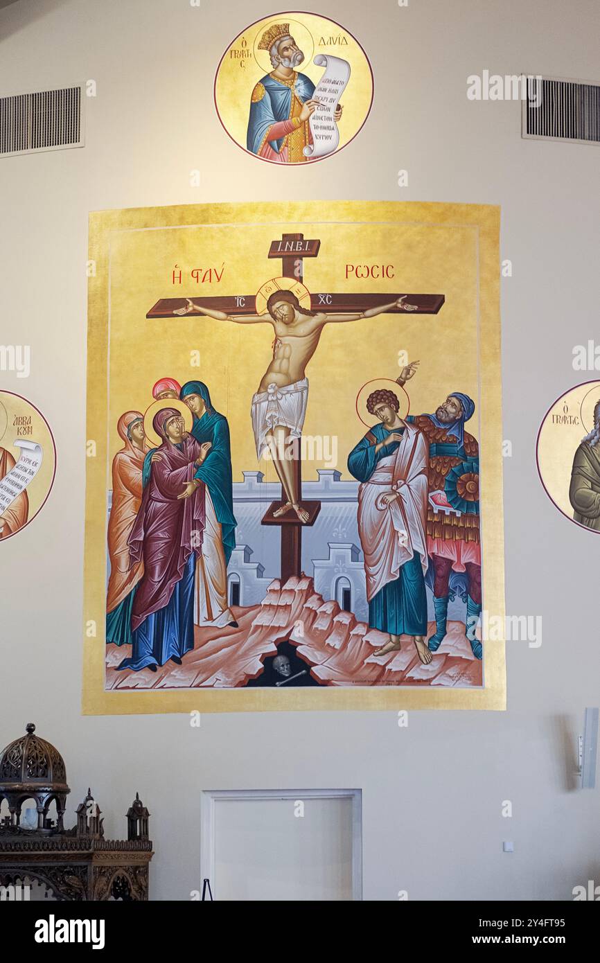 L'intérieur de l'église grecque de la Sainte Trinité à Nouvelle Rochelle montrant une scène de crucifixion avec Jésus et 5 hommes. Banque D'Images