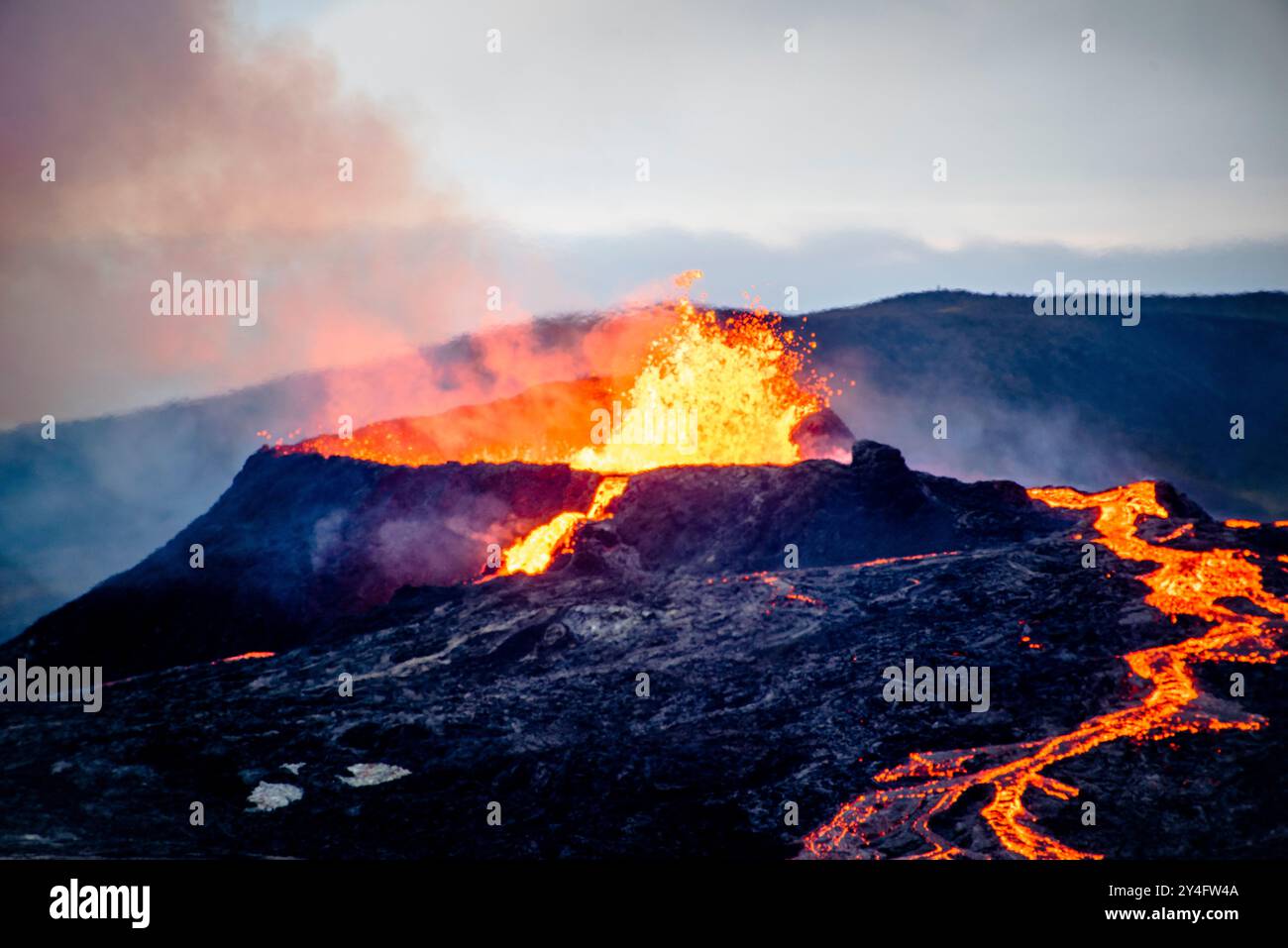 Volcan Fagradalsfjall en activité en 2021 à environ 40 kilomètres de Reykjavík au sud de la montagne homonyme Fagradalsfjall, inclus autour de la Lar Banque D'Images