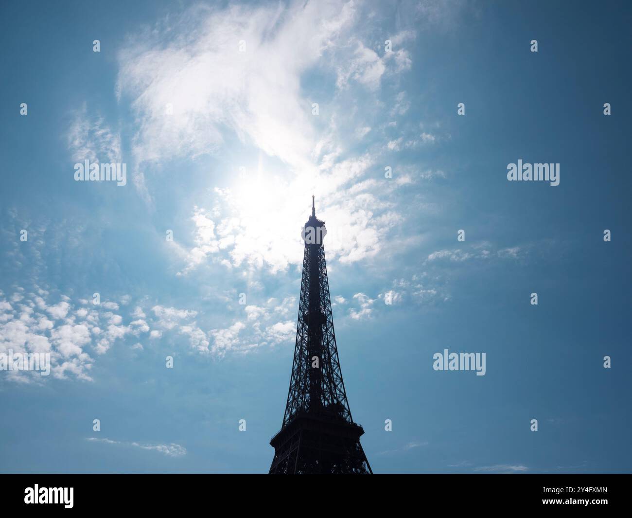 Soleil derrière la Tour Eiffel, jour d'été, Paris, France, Europe, UE. Banque D'Images