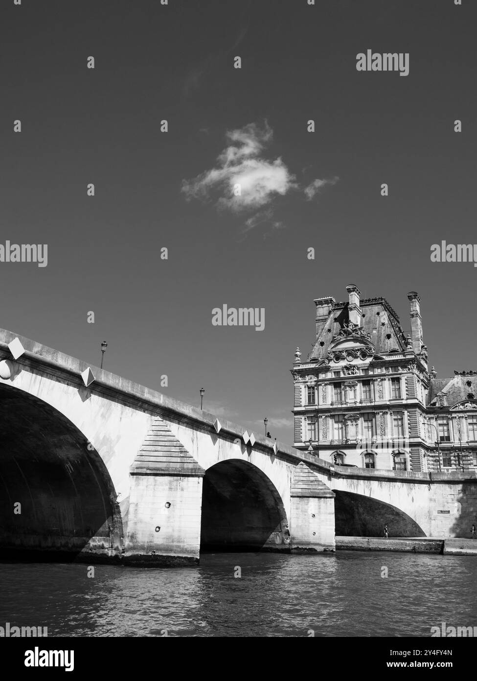Paysage noir et blanc du Pont Royal, Musée du Pont et du Louvre, Seine, Paris, France, Europe, UE. Banque D'Images