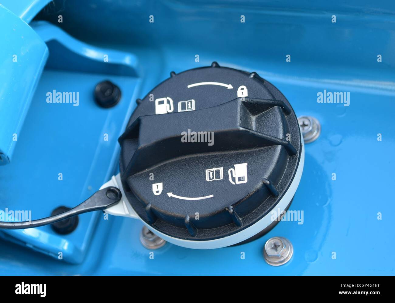 Couvercle de réservoir de carburant en plastique sur une voiture particulière Banque D'Images