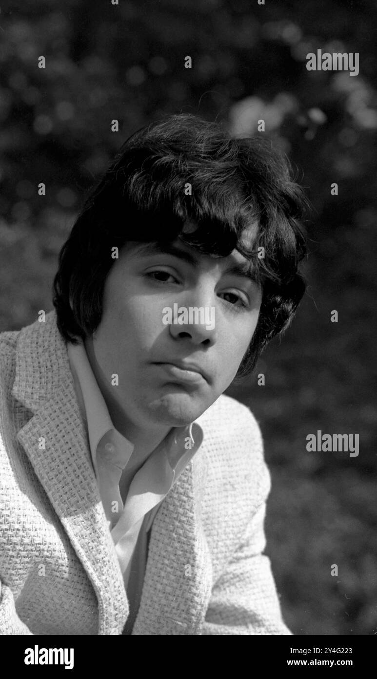 Un jeune chat Stevens dans un parc londonien en 1967 photo des Archives Henshaw Banque D'Images