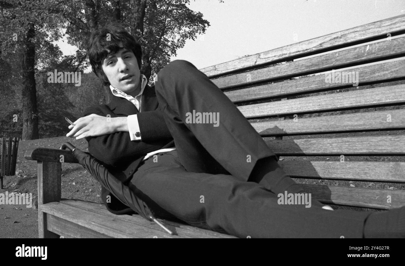 Un jeune chat Stevens dans un parc londonien en 1967 photo des Archives Henshaw Banque D'Images