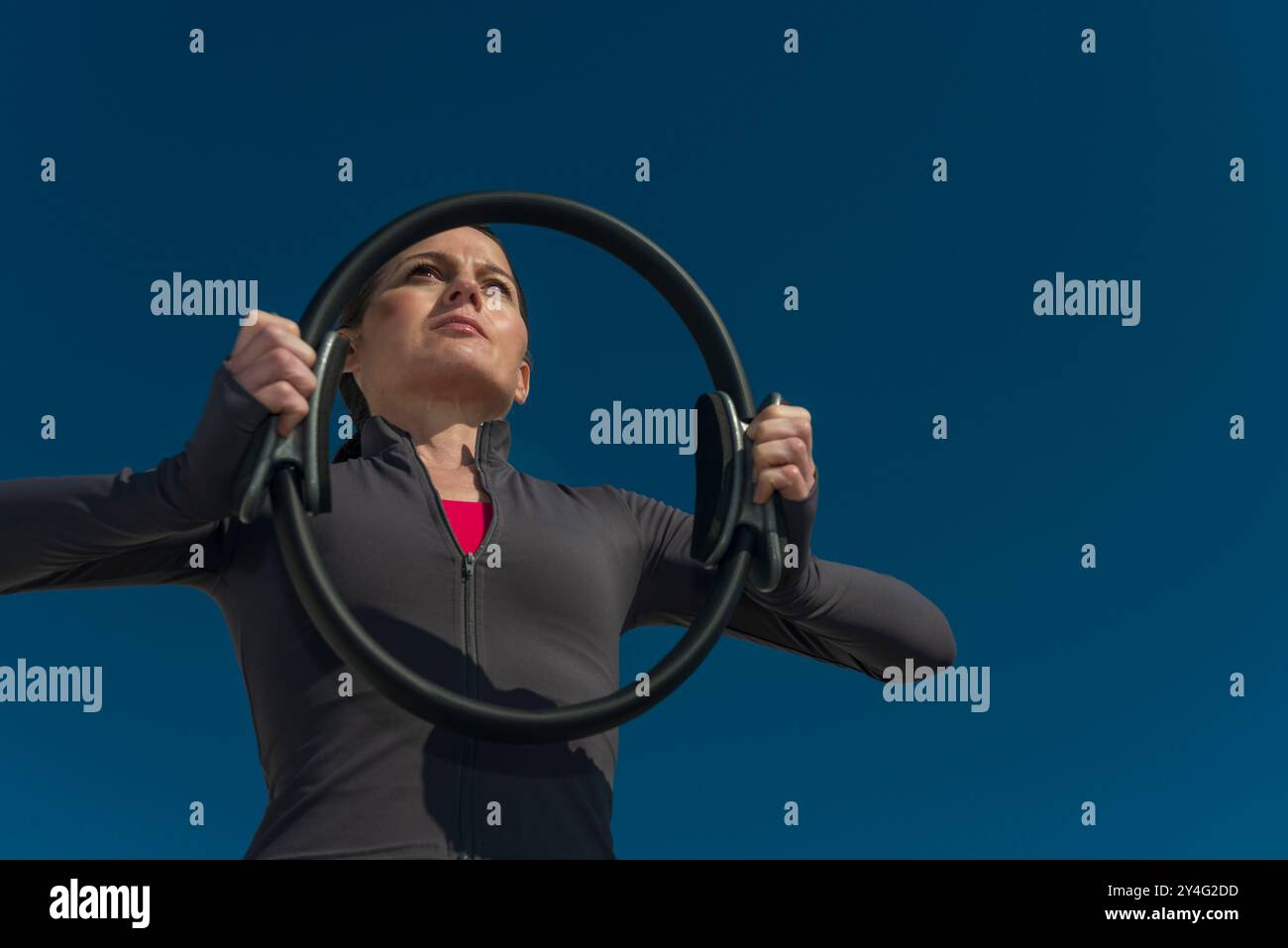 femme sportive tenant un anneau de pilates, concept de fitness en plein air Banque D'Images