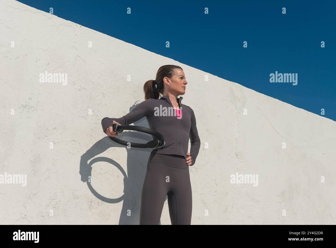 femme sportive tenant un anneau de pilates, concept de fitness en plein air Banque D'Images