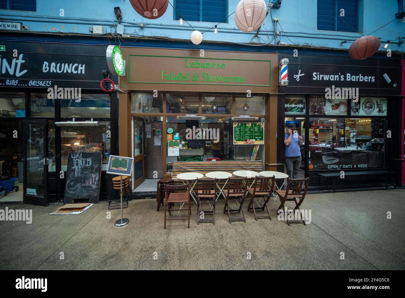 LONDRES- 27 SEPTEMBRE 2024 : toutes les unités dans l'ensemble d'images. Entreprises individuelles à l'intérieur de Brixton Village / Brixton Market, alias Granville Arcade. Banque D'Images