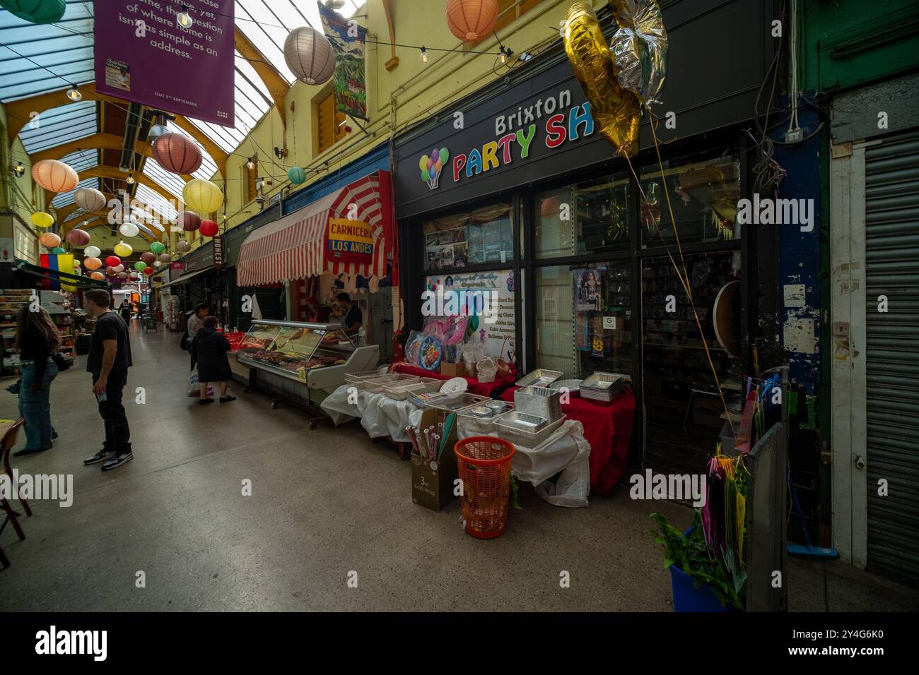 LONDRES- 27 SEPTEMBRE 2024 : toutes les unités dans l'ensemble d'images. Entreprises individuelles à l'intérieur de Brixton Village / Brixton Market, alias Granville Arcade. Banque D'Images