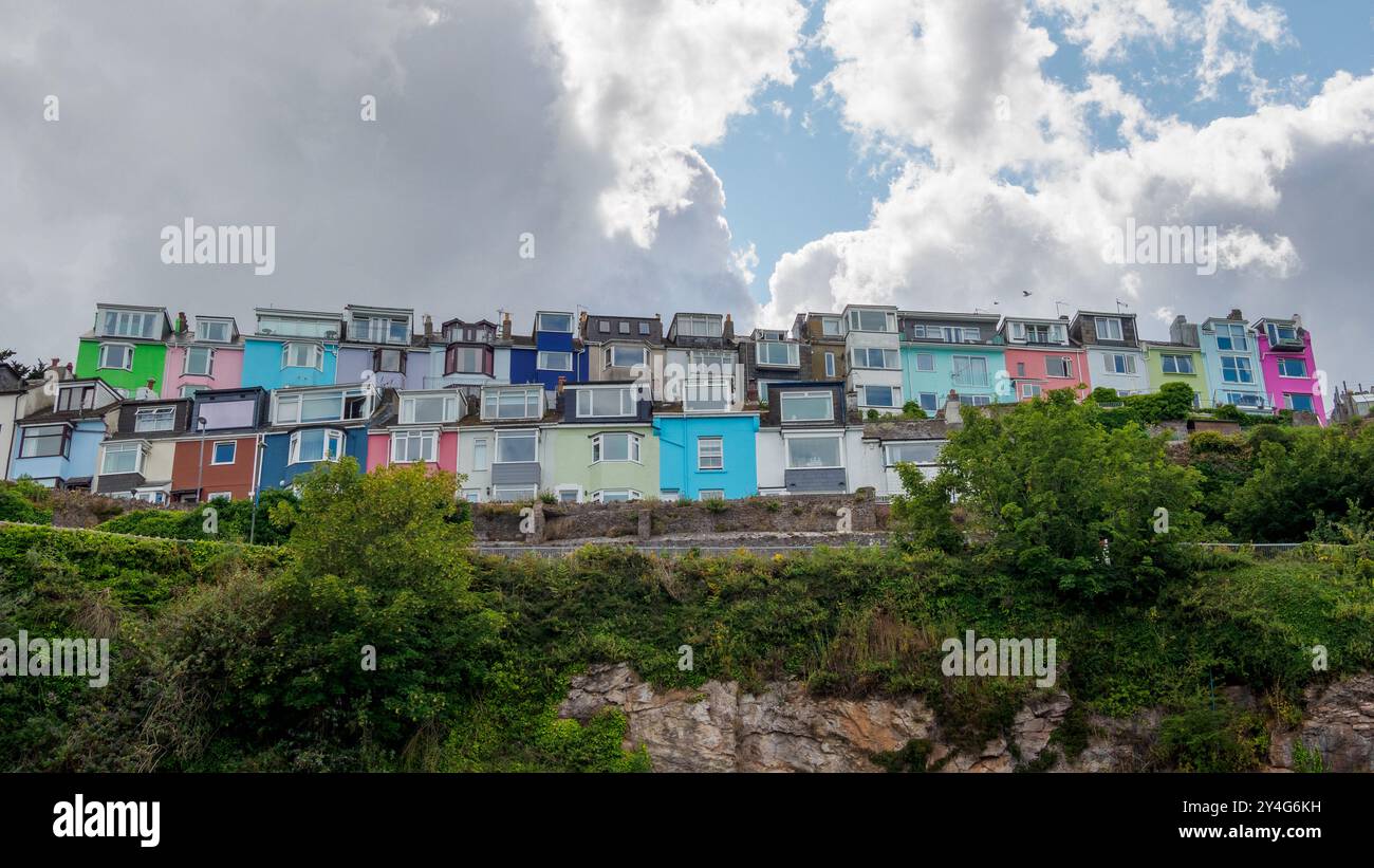 Brixham, Torbay, Devon, Sud-Ouest, Angleterre, Royaume-Uni, 07.19.2023. Bâtiments résidentiels sur la falaise de mer au-dessus du port. Banque D'Images