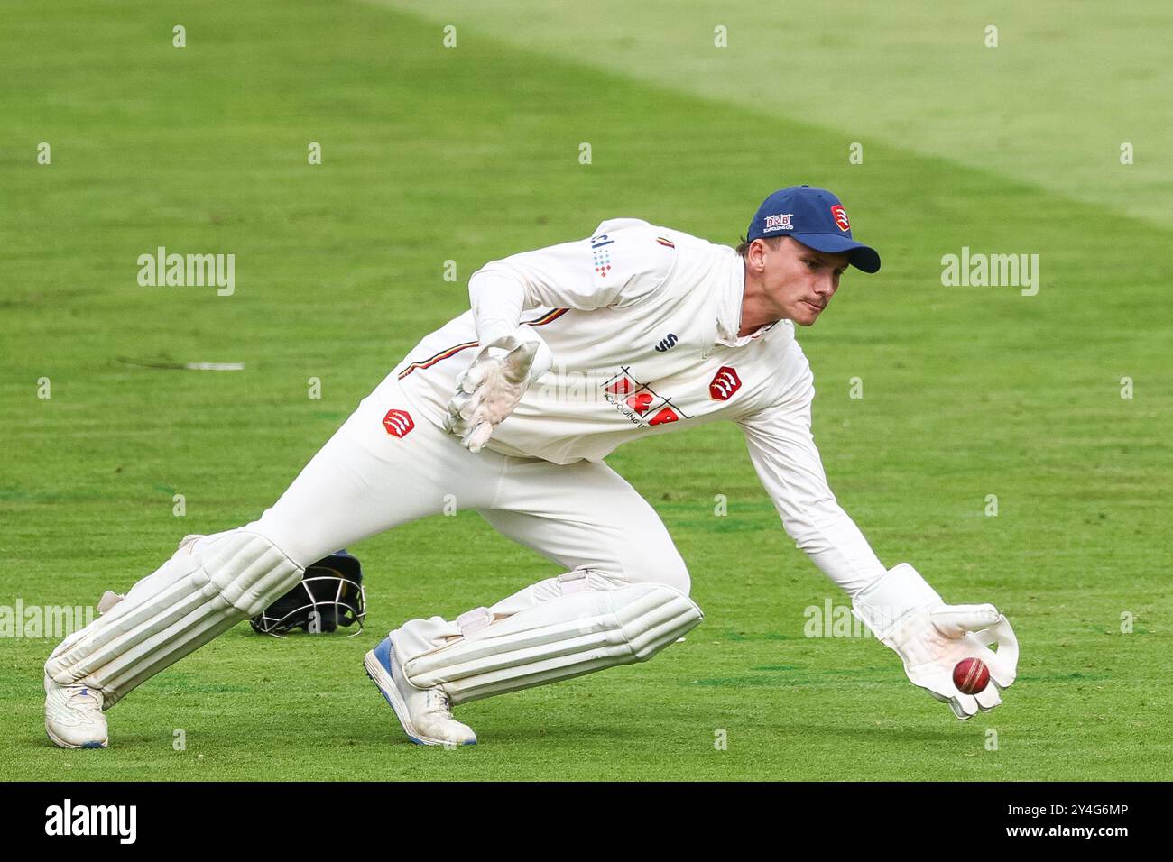 Prise à Birmingham, Royaume-Uni le 18 septembre 2024 au Warwickshire County Cricket Club, Edgbaston est #19, Michael Pepper d'Essex en action alors qu'il plonge pour essayer de mettre son gant au ballon lors du match de championnat du comté de vitalité 2024 entre Warwickshire CCC & Essex CCC image est pour usage éditorial seulement - crédit à Stu Leggett via Alamy Live News Banque D'Images