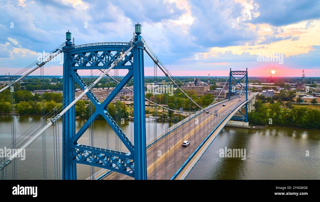 Vue aérienne du pont suspendu bleu au-dessus de la rivière Maumee au coucher du soleil Banque D'Images