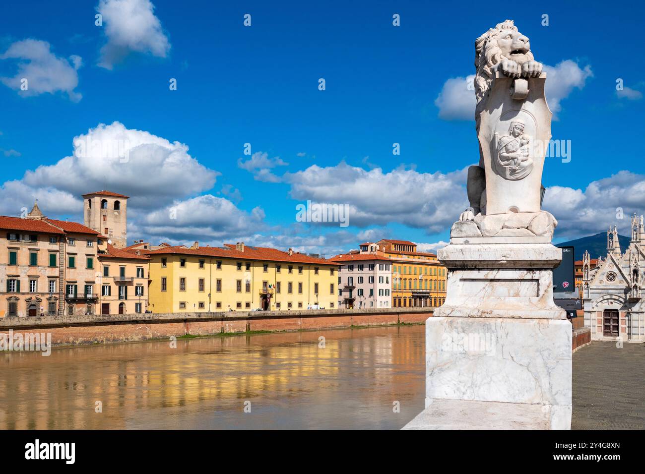 Statue de lion en marbre portant un blason, située près de Ponte Solferino sur Lungarno Gambacorti à Pise, Italie. Banque D'Images