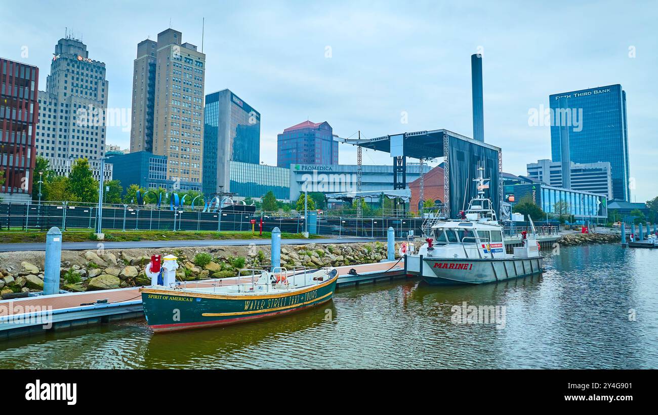 Vue au niveau des yeux sur les toits de Toledo Riverside avec bateaux et scène événementielle Banque D'Images