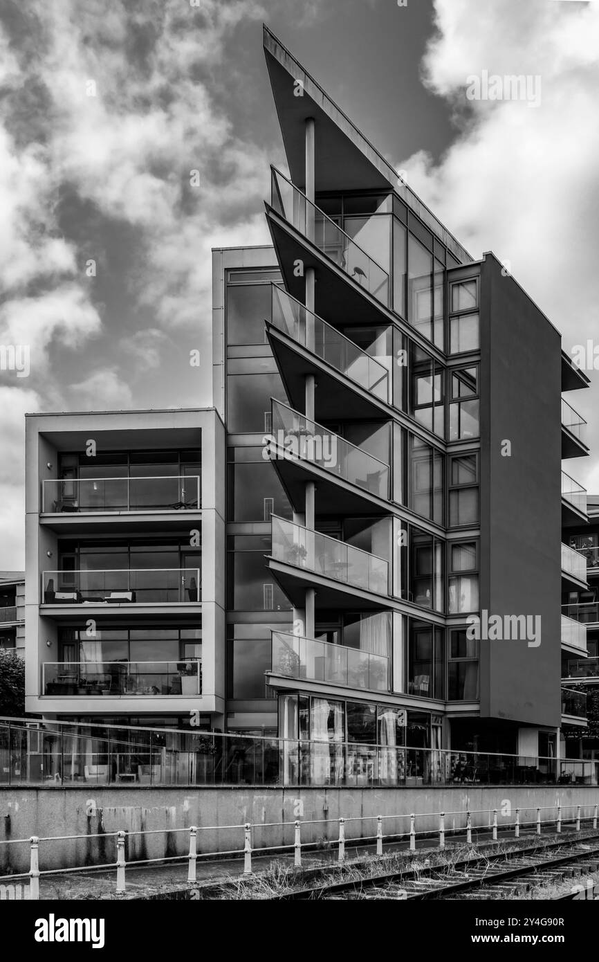 Bloc d'appartements moderne avec balcons pointus, Museum Street, Bristol, Angleterre, Royaume-Uni, près du port flottant de Bristol Banque D'Images