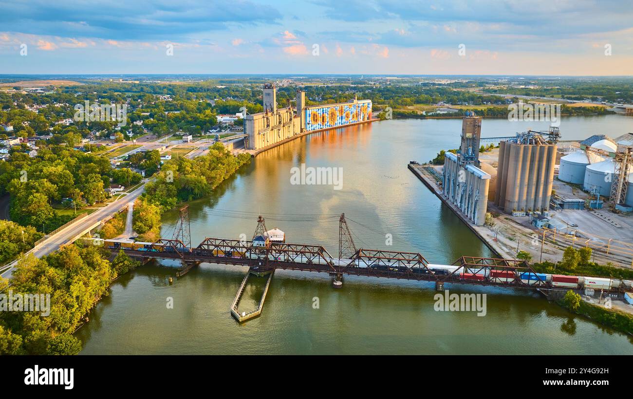 Vue aérienne des silos à grains de Tolède, fresque murale de tournesol et pont de train à Golden Hour Banque D'Images