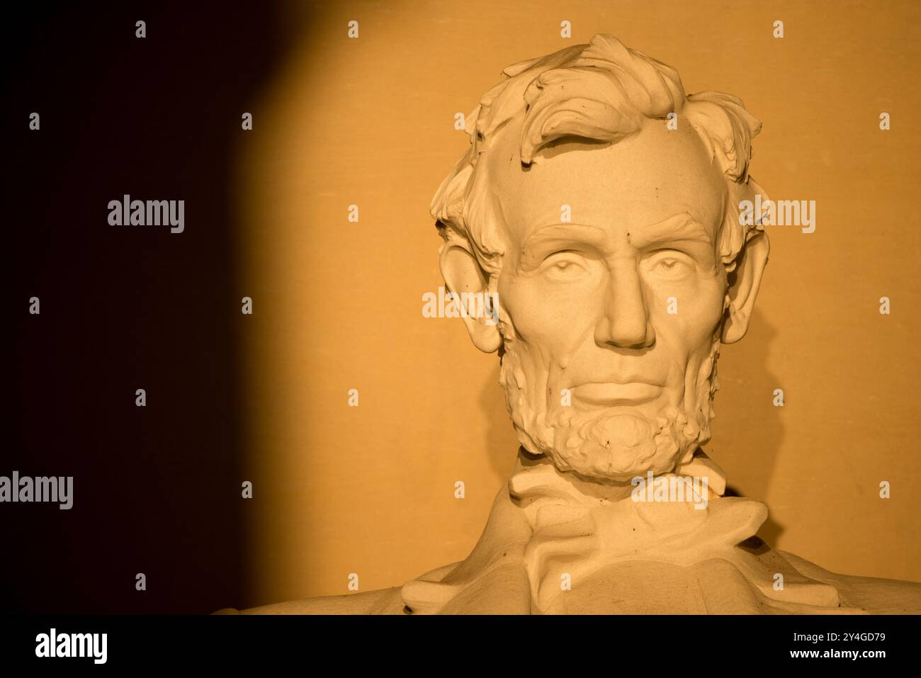 Lincoln Memorial Abraham Lincoln Statue Washington DC // WASHINGTON DC — la statue d'Abraham Lincoln à l'intérieur du Lincoln Memorial est illuminée par la lumière naturelle dorée du soleil juste après le lever du soleil. Cet effet lumineux, visible autour de l'équinoxe de printemps et d'automne, renforce la grandeur du monument lorsque le soleil brille à travers l'entrée est. Le Lincoln Memorial, situé sur le National Mall, est l'un des monuments les plus emblématiques des États-Unis. NB : la couleur et l'éclairage sont naturels. Banque D'Images