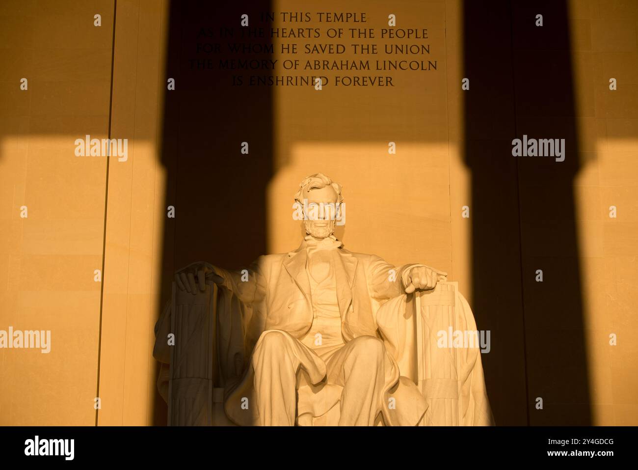 Lincoln Memorial Abraham Lincoln Statue Washington DC // WASHINGTON DC — la statue d'Abraham Lincoln à l'intérieur du Lincoln Memorial est illuminée par la lumière naturelle dorée du soleil juste après le lever du soleil. Cet effet lumineux, visible autour de l'équinoxe de printemps et d'automne, renforce la grandeur du monument lorsque le soleil brille à travers l'entrée est. Le Lincoln Memorial, situé sur le National Mall, est l'un des monuments les plus emblématiques des États-Unis. NB : la couleur et l'éclairage sont naturels. Banque D'Images