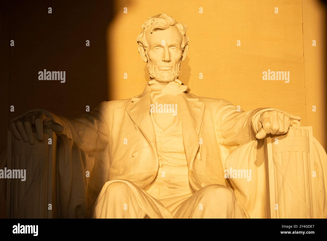 Lincoln Memorial Abraham Lincoln Statue Washington DC // WASHINGTON DC — la statue d'Abraham Lincoln à l'intérieur du Lincoln Memorial est illuminée par la lumière naturelle dorée du soleil juste après le lever du soleil. Cet effet lumineux, visible autour de l'équinoxe de printemps et d'automne, renforce la grandeur du monument lorsque le soleil brille à travers l'entrée est. Le Lincoln Memorial, situé sur le National Mall, est l'un des monuments les plus emblématiques des États-Unis. NB : la couleur et l'éclairage sont naturels. Banque D'Images